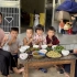 和越南小粉姑娘回家种菜，买生日蛋糕给她姐姐，越南农村生活