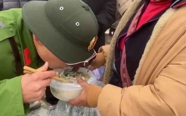 越南人民军某新兵入伍前的最后一餐，一碗热腾腾的米粉。