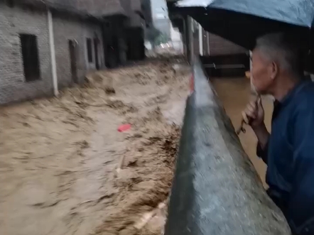肇庆大暴雨，村道变河道，救生衣可以派上用场了