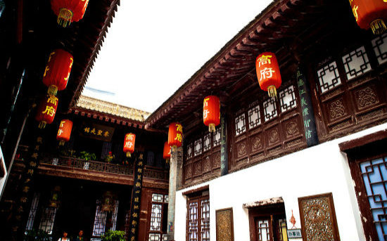 第一视角带你西安高家大院视频在线观看