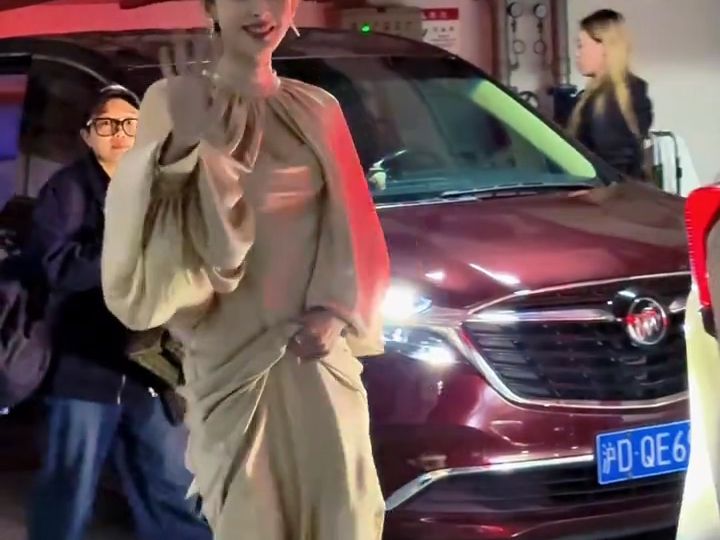 古力娜扎 一字带高跟鞋