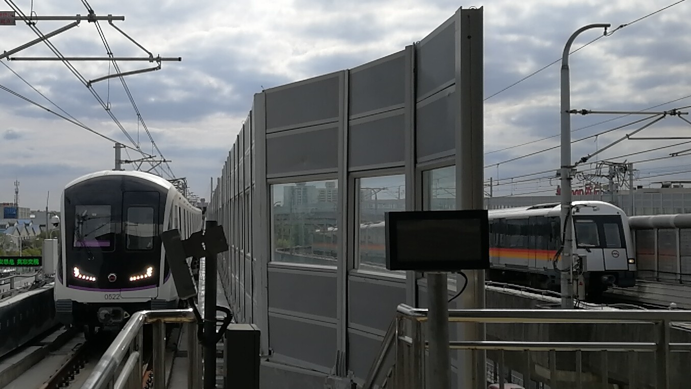 上海地铁5号线新老列车同时进站_哔哩哔哩_bilibili