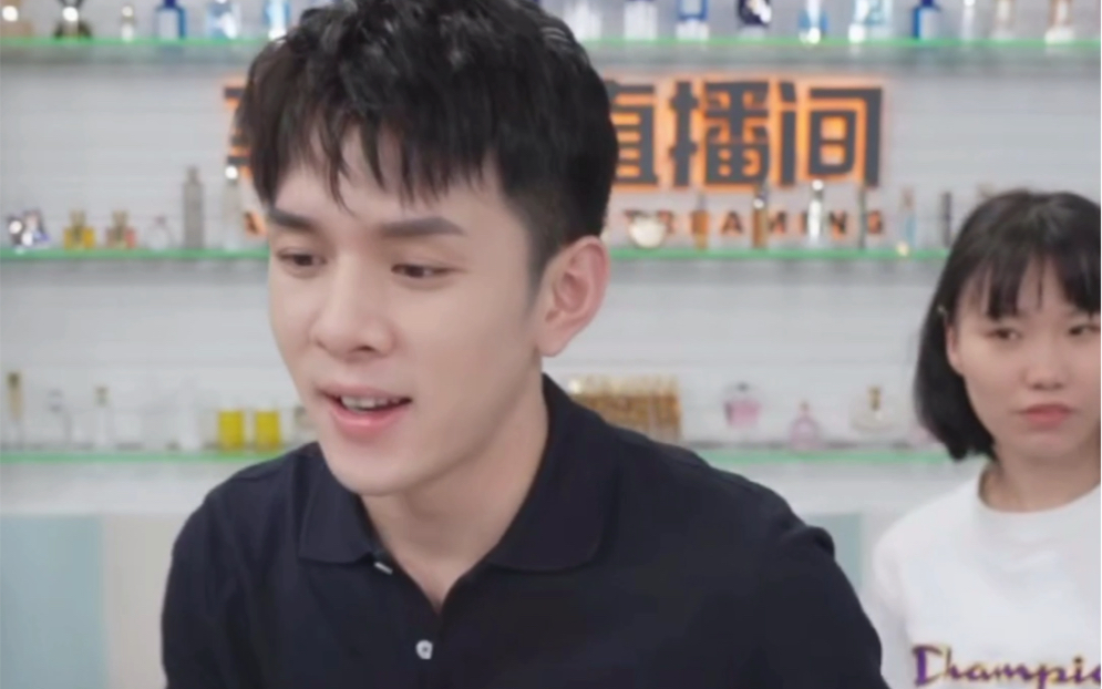 李佳琦和旺旺 两个小学鸡 椅子都能玩得那么起劲_哔哩哔哩_bilibili
