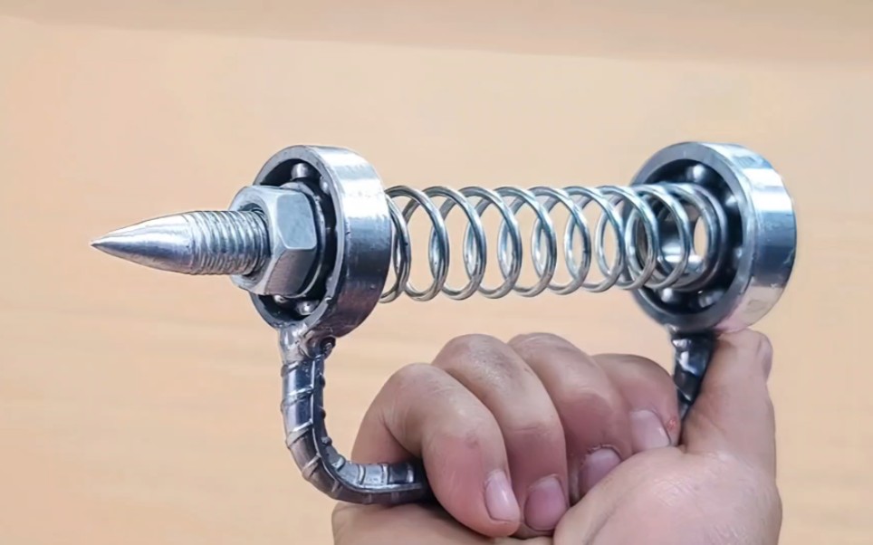 小伙用轴承和螺丝发明了一个非常实用的弹簧制作器，制作弹簧轻松省力