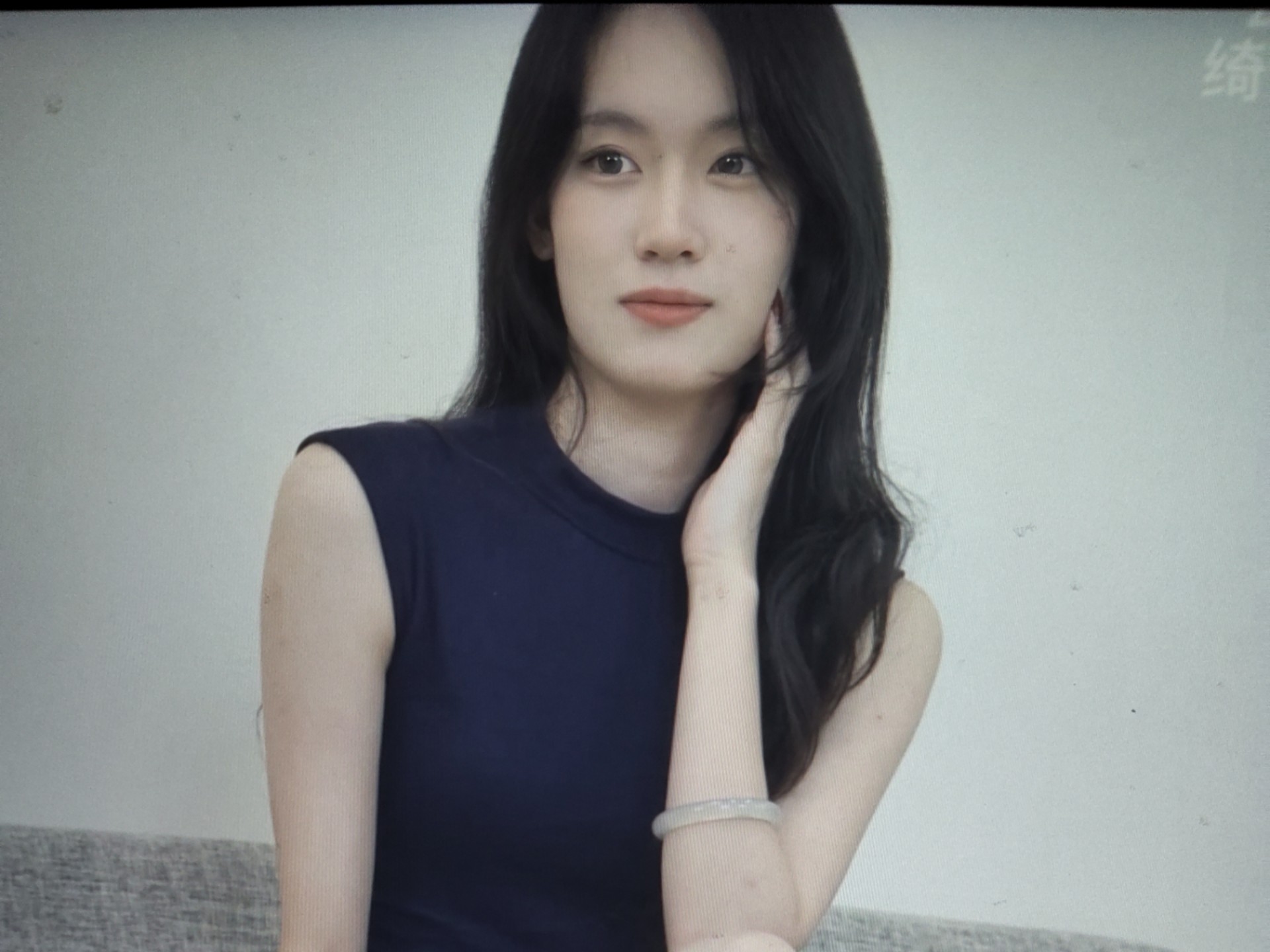 校花小艺灰色包臀裙写真花絮完整版