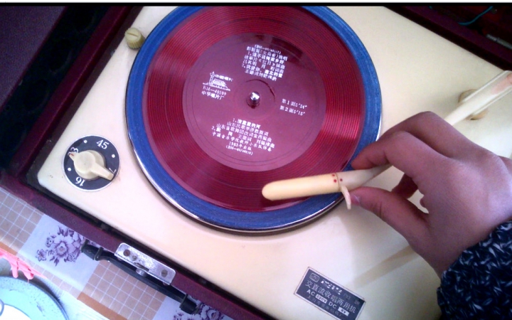 在奶奶家发现了年代久远的唱片机（是叫这个嘛？）。试了试居然还有用