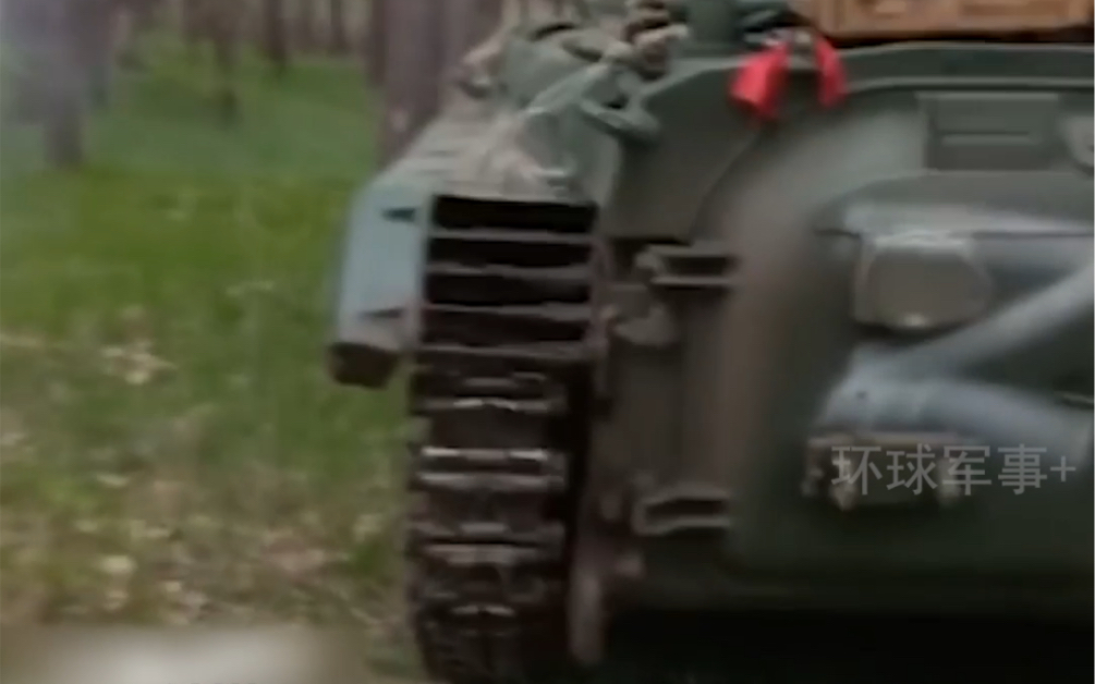 俄乌士兵森林发生遭遇战！俄军火力全开乌军闻声逃窜，缴获一辆满载武器装甲车