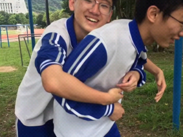 同学在操场偷吃小零食被噎住了，于是我…