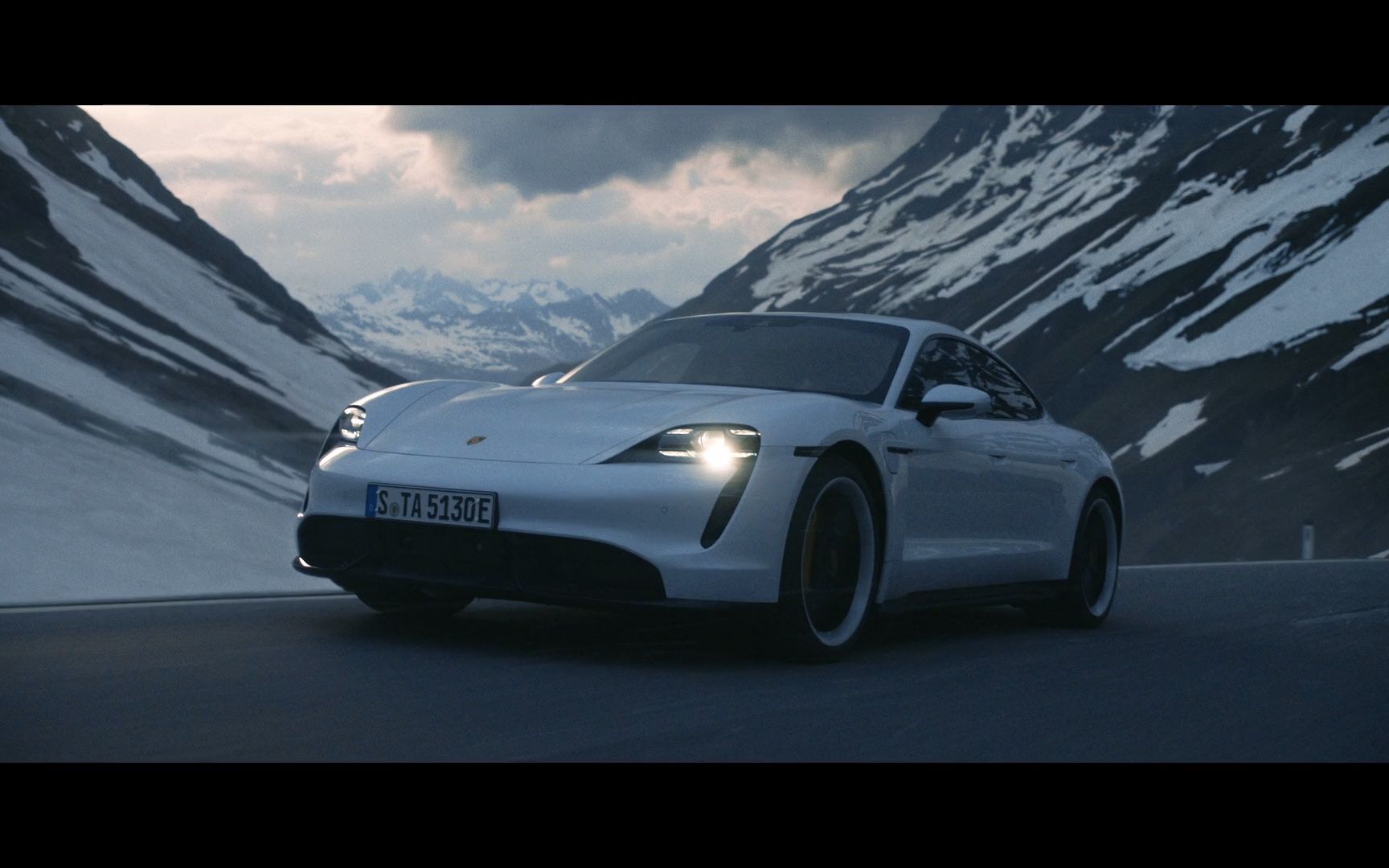 新保时捷纯电超跑Porsche Taycan广告片《速度专家》滑雪冠军联动超跑旁白参考