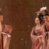 古典舞让画中的唐代仕女活了起来！诗画中国 舞台上，来自沈阳歌舞团的舞蹈演员从服装、妆容、动作等方面高度还原《簪花仕女图》