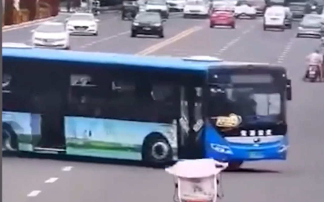 公交车司机报复社会致21死，3D还原事发经过！
