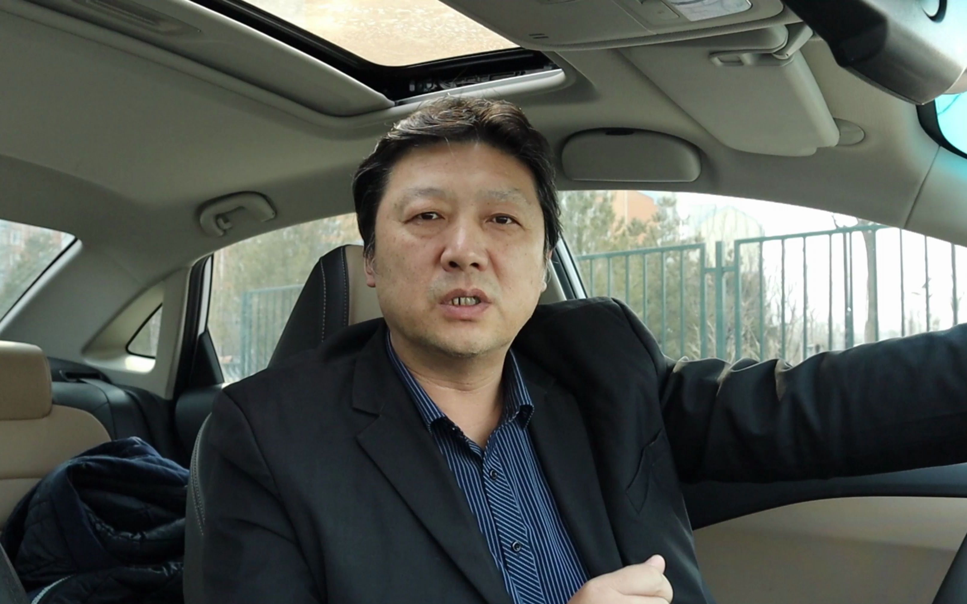 通过倒车影像确定侧方停车打轮时机