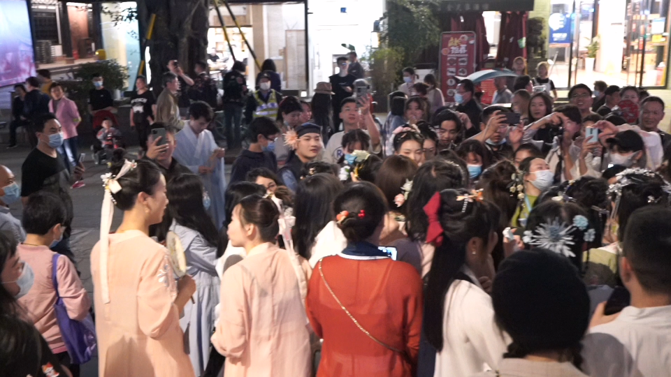 Is this the influence of the top hanbok man kol? There's a sea of people around.