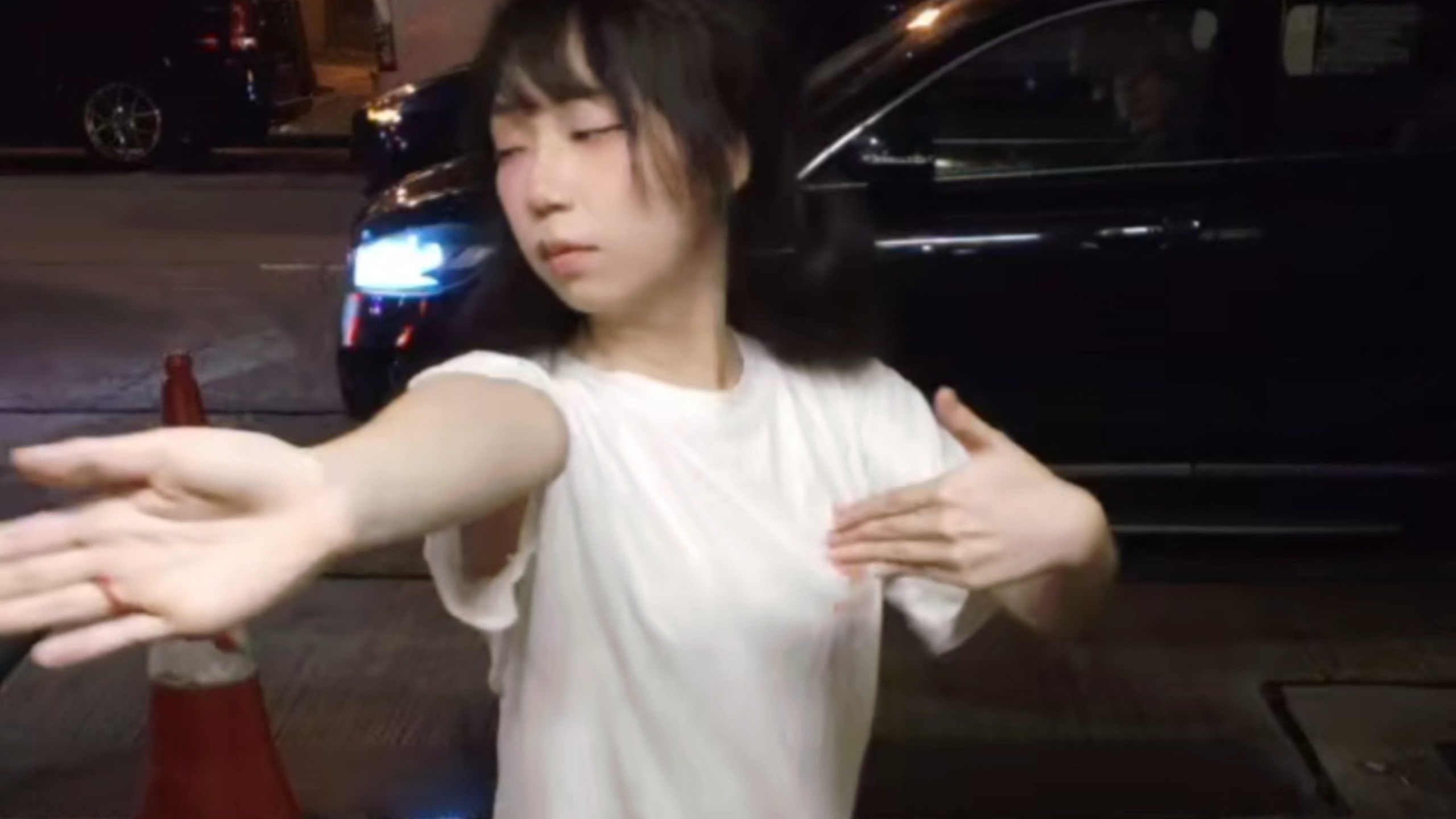 地上有一个红色三角锥。脑蚀试着跳了