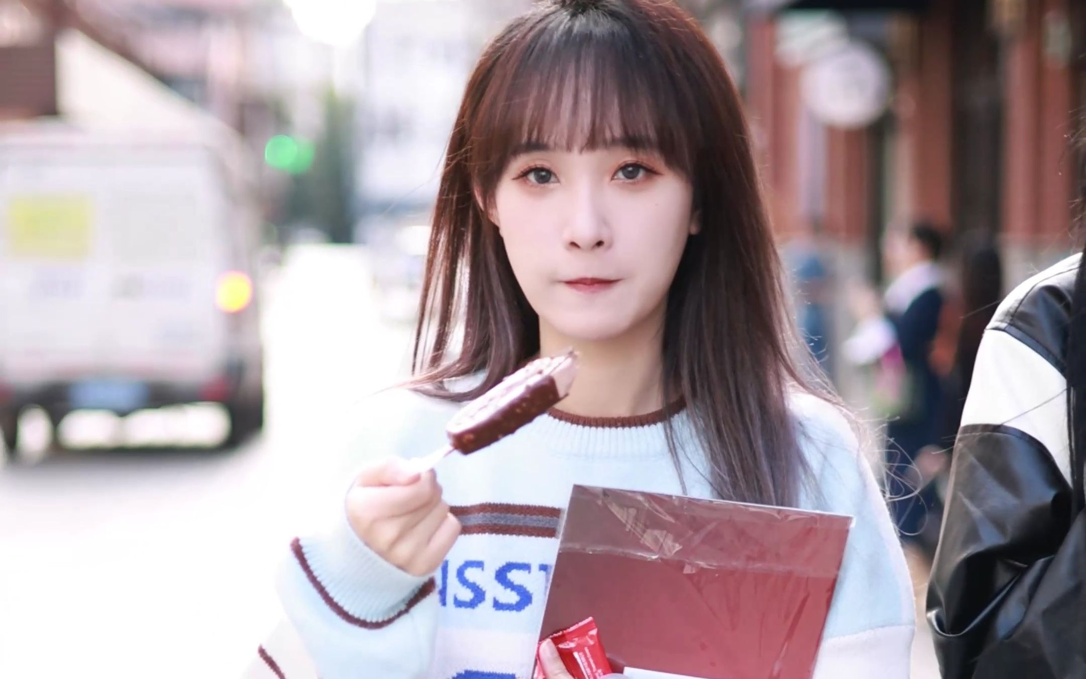 Lin Chia-Yi's popsicle eating. 231104 Outside. Focus. 4k60p.