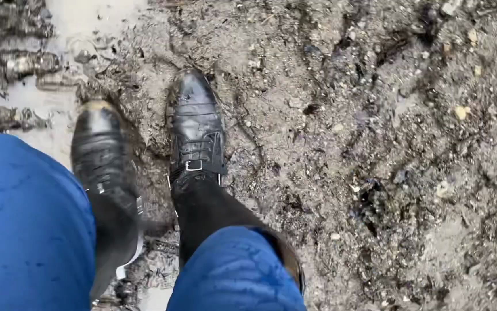 Leather riding boots in mud-哔哩哔哩