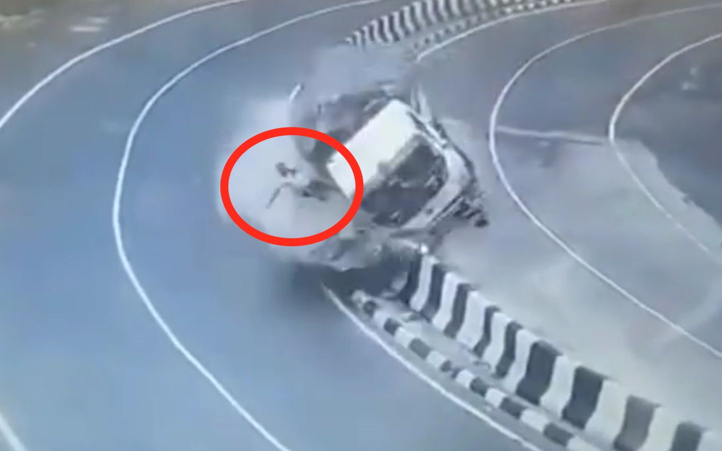 交通事故合集：女学员在科目三快通过时被社会车辆逼停，崩溃大哭：都是你害的！