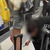 男子佯装弯腰提鞋，用手机偷拍女生裙底，路人拍下全程视频并报警，北京警方：行拘