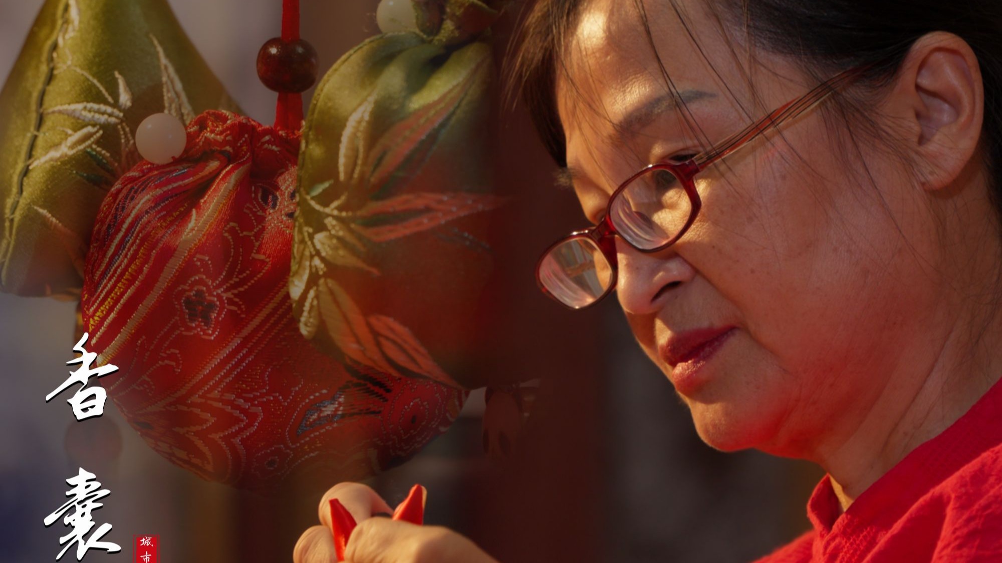 裁布为舟，填药作帆，以匠心为针，刺破浮华见众生。