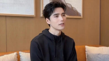 “真正的伟大不是永不坠落，而是坠落后还能够升起微光”