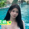一个男娘在泳池的湿身诱惑