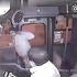 小偷上了公交车，被司机一顿乱棍