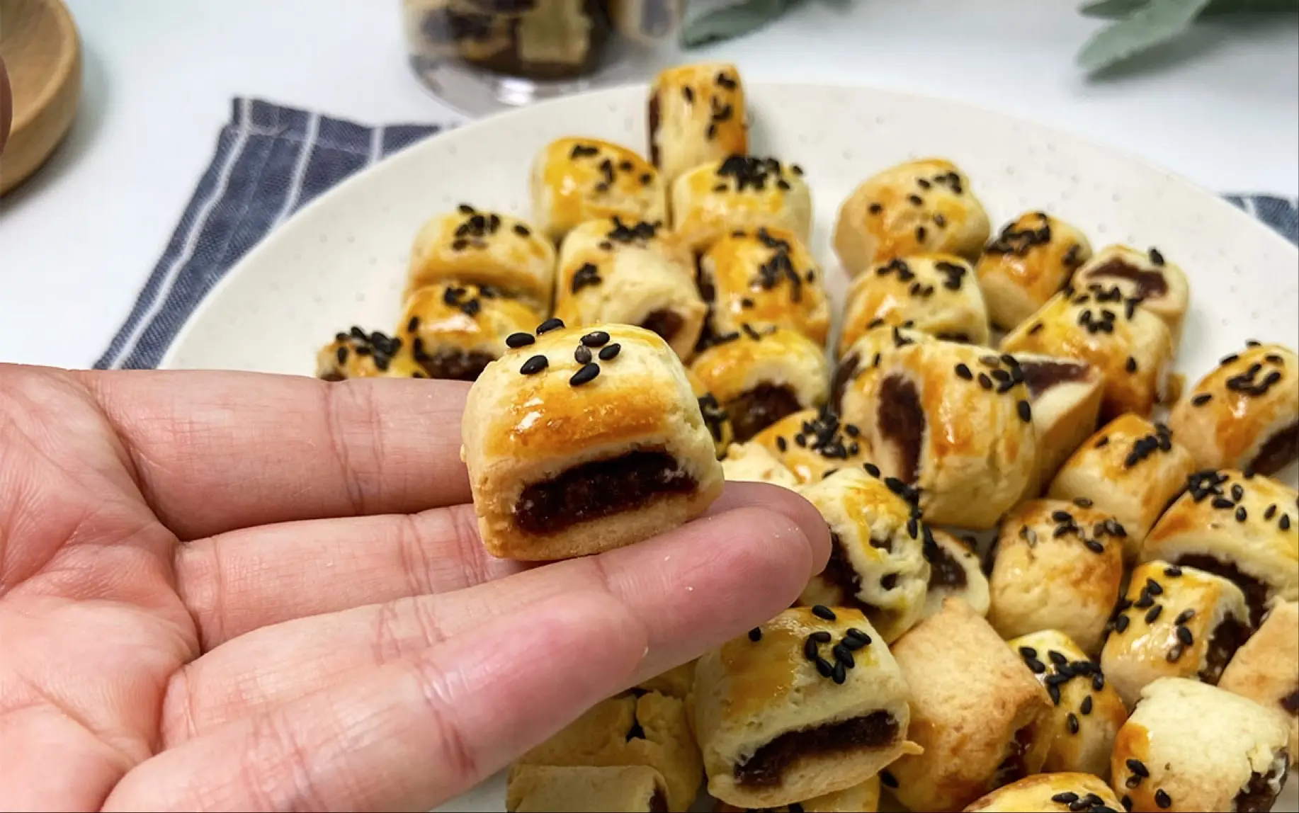 迷你豆沙一口酥,做法简单,追剧小零食真的很哇塞!