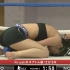 日本女子K1格斗赛，一方被两次踢中要害部位，直接跪地痛哭