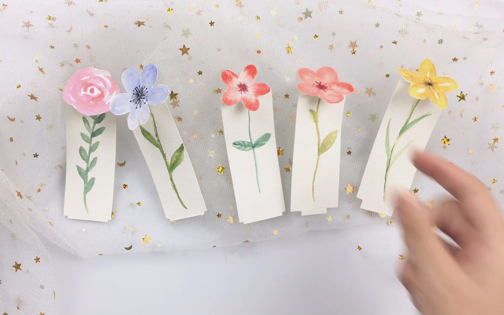 小手工:教你用水彩制作漂亮的花朵书签,个性又漂亮