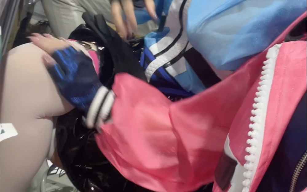 Middle-aged and old cosplayers' cpmini way of sitting in stalls [doge]