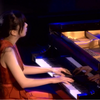 黑色头发少女演奏亚麻色头发少女