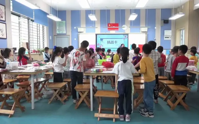桂美版小学美术一年级下册《花砖地》优质课教学视频