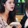 女孩用借胃碗吃饭，肉都长在别人身上