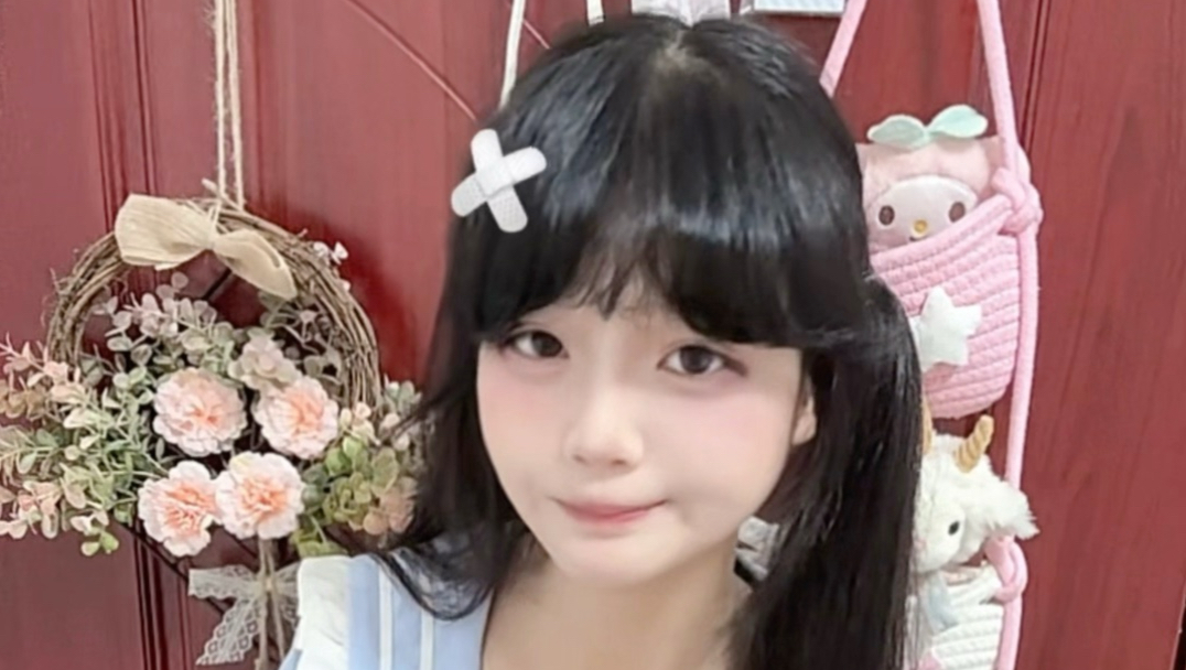 被子是裹尸袋 床铺是棺材 我躺在被子里面 像一只小小的幸福的尸体ᗜ×ᗜ