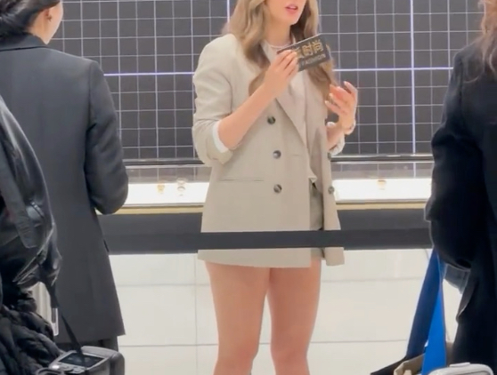 谷爱凌穿高跟鞋接受采访，这个腿型也是很漂亮的