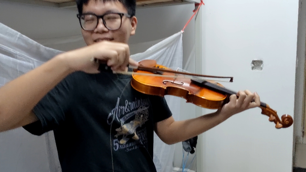 舍友学会了小提琴非要给我展示一手