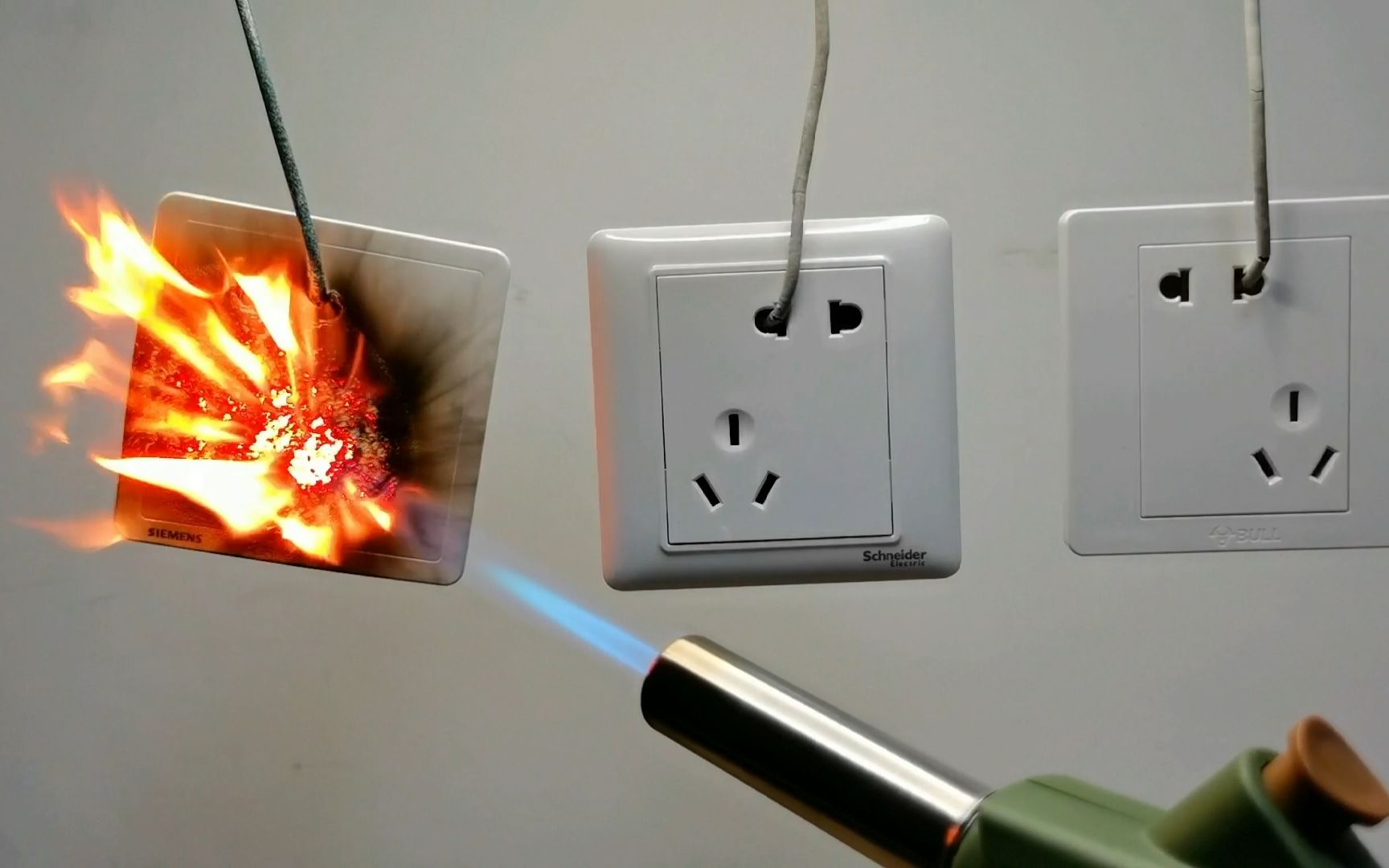 极限耐火试验，西门子，施耐德，公牛销量爆款插座拆解对比