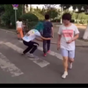变态！一男子专门扒别人裤子