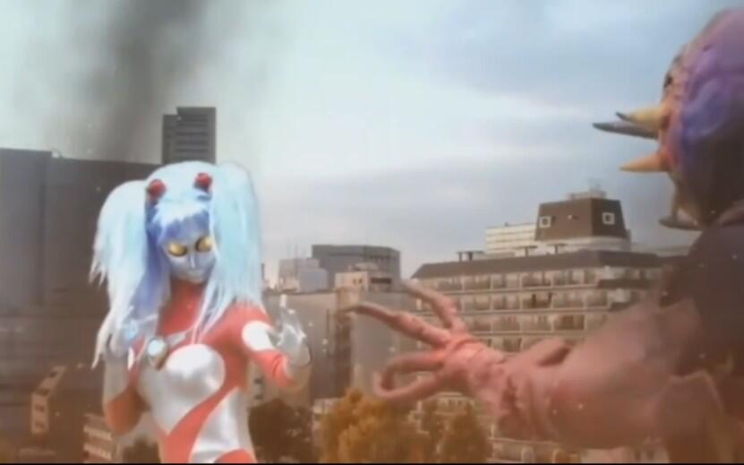 苍月奥特曼大战外星人，一度落入下风，得到人们鼓励后终于消灭敌人 #苍月奥特曼 #变身 #苍月