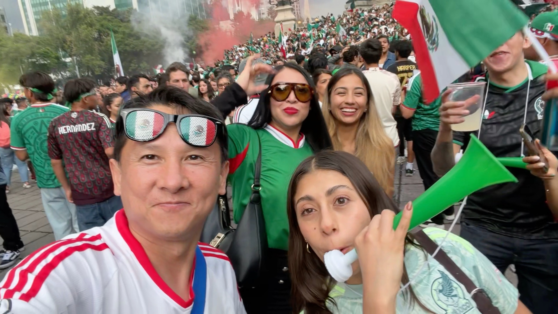全网独家，墨西哥队胜利后封路庆祝视频流出