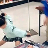 像是二次元里走出来的充满张力的小女孩