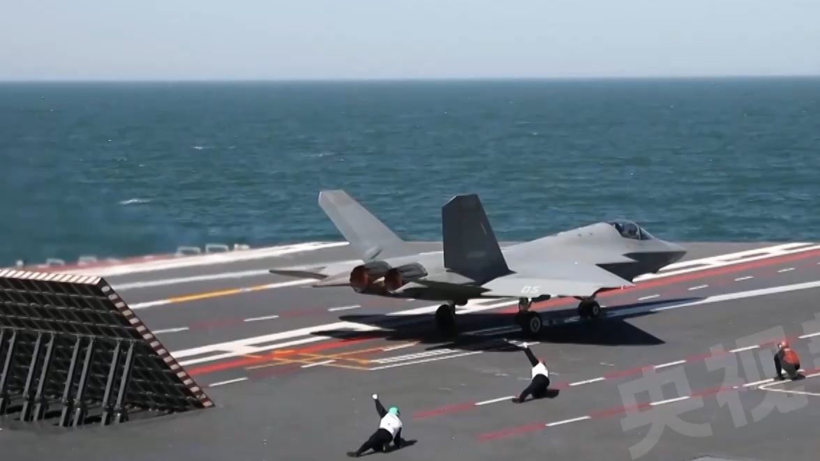 看细节！近距离感受海军三型舰载机弹射起飞！