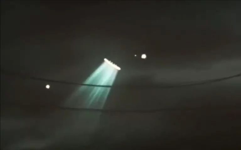 实拍悬停在空中的巨大ufo,并向地面射出光柱