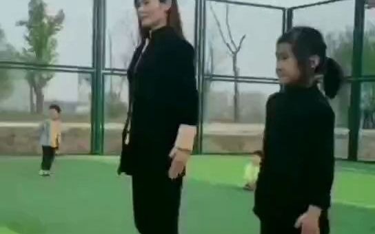 河南商丘一位妈妈带女儿练习武术，强身健体 ，画面太飒了！