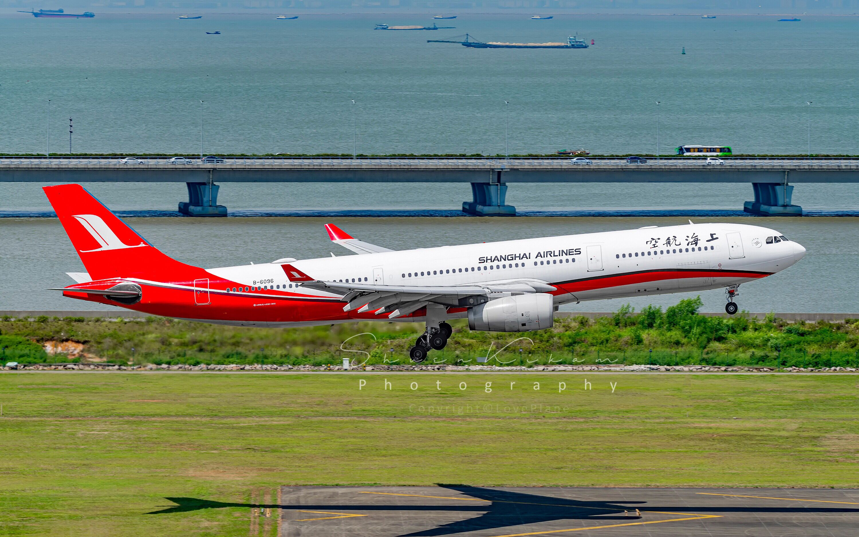 活动作品上海航空a330客机在深圳机场海边跑道降落