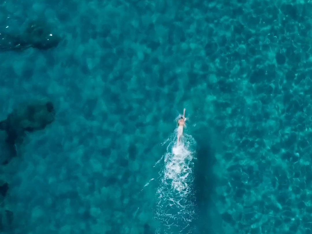 航拍视角欣赏户外自由泳逐浪瞬间🏊‍♀️快速游泳真的很丝滑！
