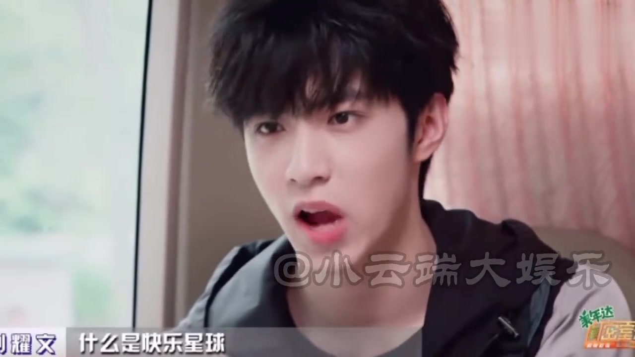 拽王刘耀文上综艺时有多搞笑紧张到碎碎念还搬出马嘉祺唱起快乐星球