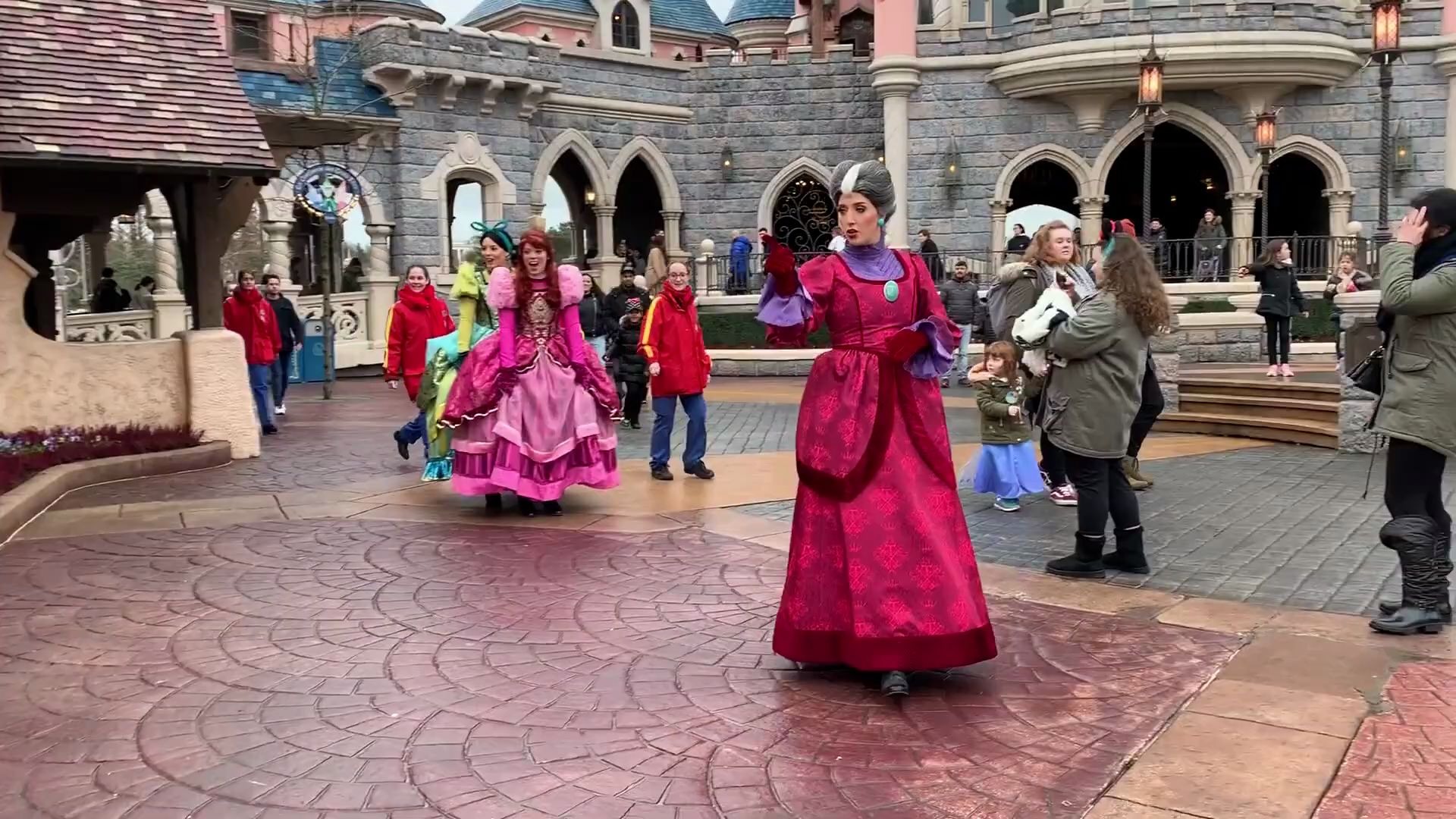 【迪士尼后妈】灰姑娘后妈带着两女儿出来营业遇到打扮成王子的游客