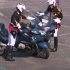 尴尬…法国阅兵现场：摩托撞车 飞机彩烟颜色喷错