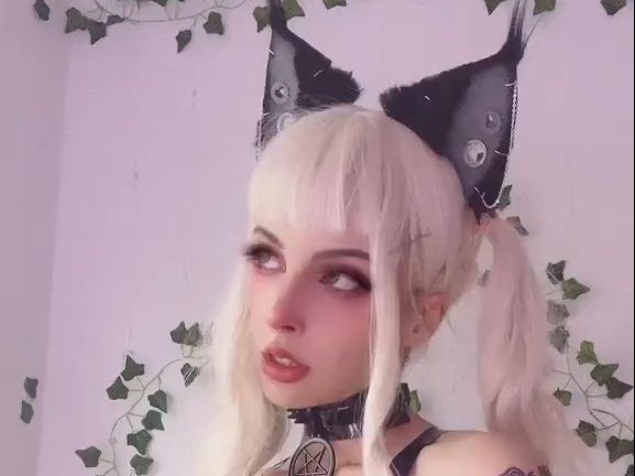 Jolie cat girl wearing